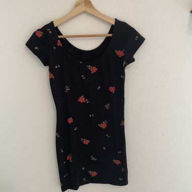 Vestito corto nero a fiori rossi