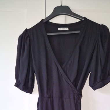 Schwarzes Wickelkleid