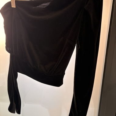 Top asimmetrico in velluto nero Bershka M