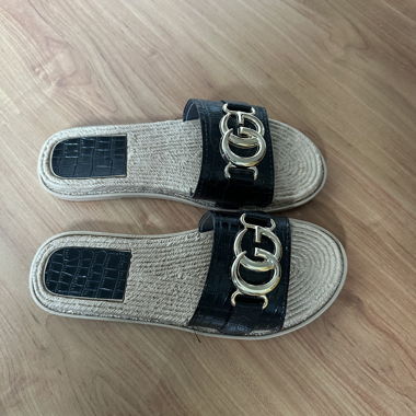 schwarze sandalen