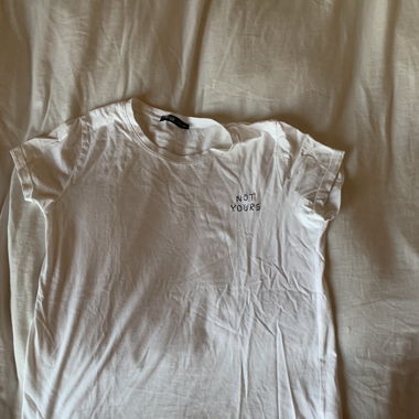 Verkaufe zwei weisse T-shirt mit Aufdruck.