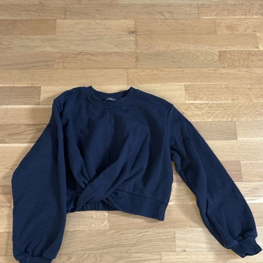 Black cropped sweatshirt