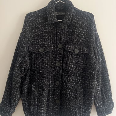 Schwarz/grau gemusterte Jacke