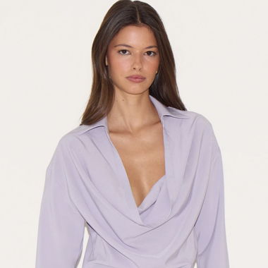 Hellgraue Chiffon-Bluse mit Wasserfallausschnitt