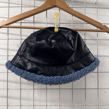 Cappello bucket in faux shearling blu