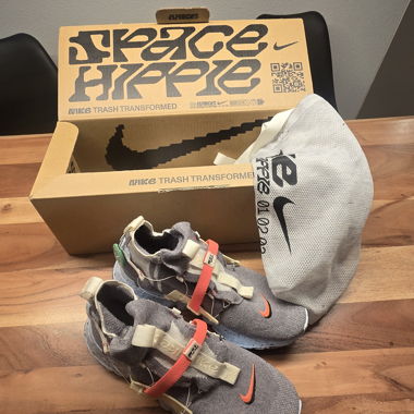 Nike Space Hippie 03 Vast Grey Hyper Crimson