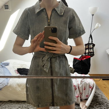 Robe en jeans ceintrée
