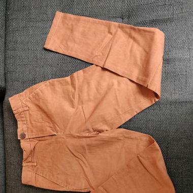 Rotbrauene Chinos