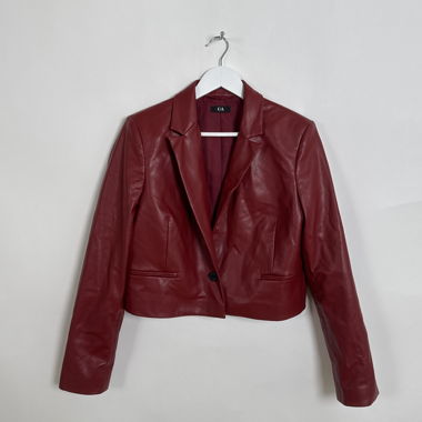 Roter, kurzer Blazer aus Kunstleder
