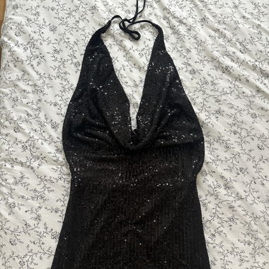 Schwarzes Kleid mit Pailletten und offenem Rücken