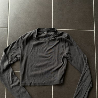 Top gris foncé