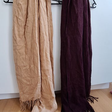 2 lange Schals beige & dunkelbraun/bordeaux