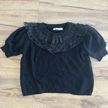 Strickoberteil mit schwarzem Spitzenkragen
