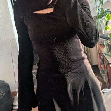 Maglia a maniche lunghe con maniche a pipistrello e cut-out