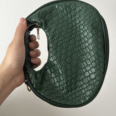 Sac banane vert tressé avec boucle dorée