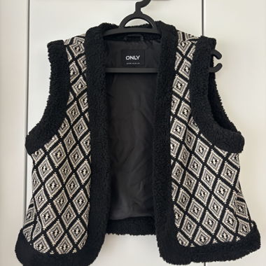 Gilet smanicato ONLY in finta shearling nera con motivo