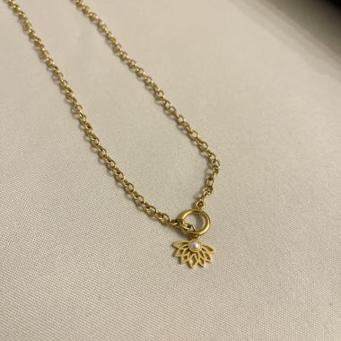 Collana dorata con ciondolo
