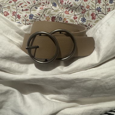 Cintura beige con fibbia doppia rotonda