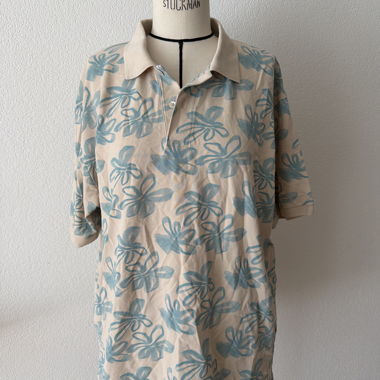 Beiges und blaues Blumenpolo