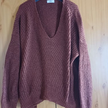 Maglione in maglia marrone con scollo a V