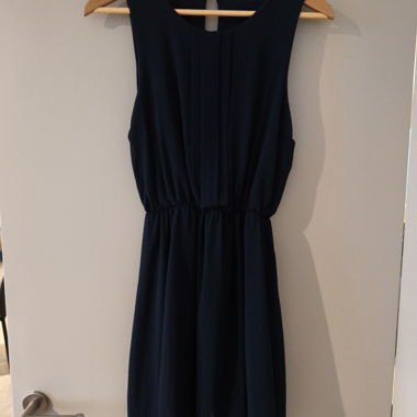 Ärmelloses blaues Kleid