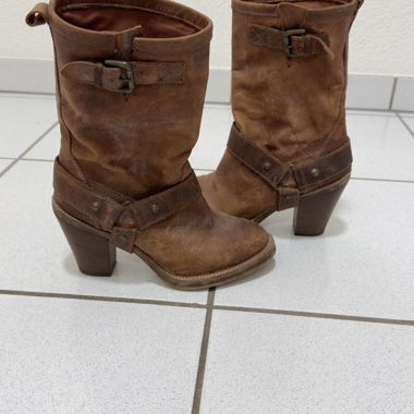Braune Lederstiefel mit Absatz