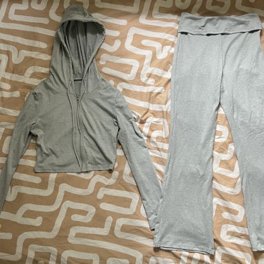 Ensemble de cardigan à capuche et pantalon 