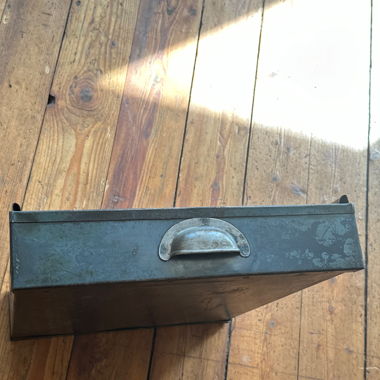 Schublade aus Metall antik