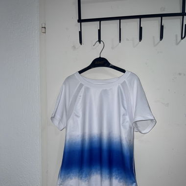 Weißes T-Shirt mit blauem Farbverlauf