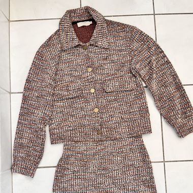 Un costume en tweed dans le style de Coco Chanel