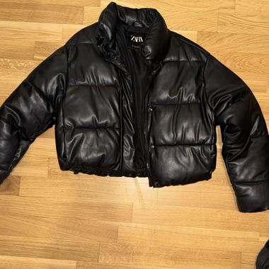 JETZT KAUFEN kurze Jacke aus Kunstleder 