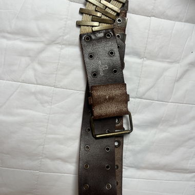 Cintura molto carina, abbastanza larga, da indossare come accessorio con pantaloni o abiti.