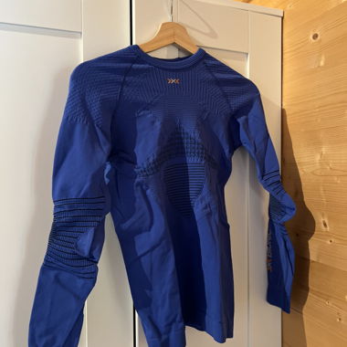 Chemise de sport bleue à manches longues
