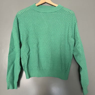 grüner Lochstrickpullover