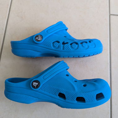 Blaue Crocs-Sandalen Clogs