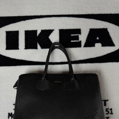 Elegante Furla Ledertasche in Schwarz