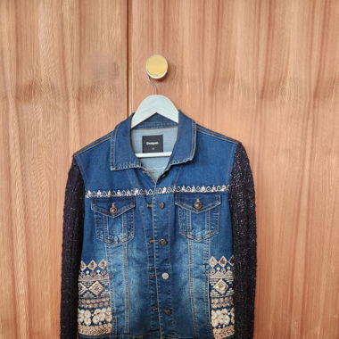 Jolie Veste jeans décorée strass manches lainage