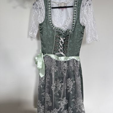 Grünes Dirndl mit Spitzenbluse