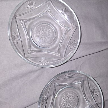 Lot de quatre assiettes en verre 2