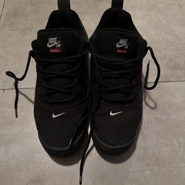 Nike SB Supreme Sneaker