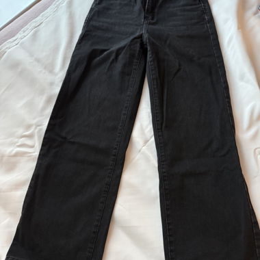 Jeans neri a gamba larga