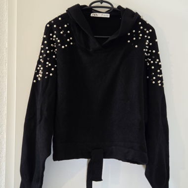 Hoodie mit Perlen und Nieten