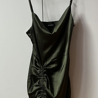 Abito in raso PrettyLittleThing oliva Gr. S/36