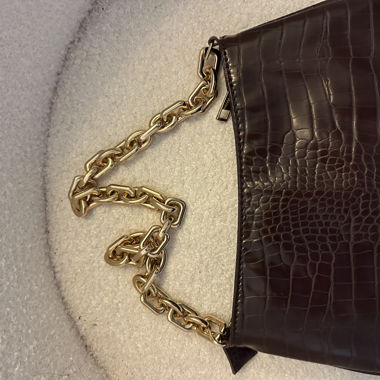 Borsa a spalla marrone con catena dorata