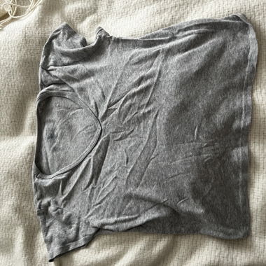 Débardeur gris à encolure en V