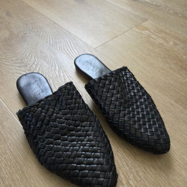 Mules noires tressées