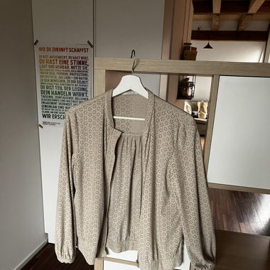 Beiges Fake-Leder Jäckchen von Zara