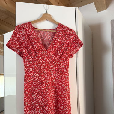 Abito estivo rosso con fiorellini 