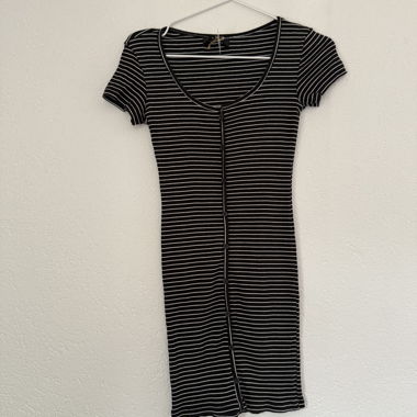 Robe courte noire rayée à boutons