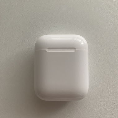 Apple AirPods mit Hülle